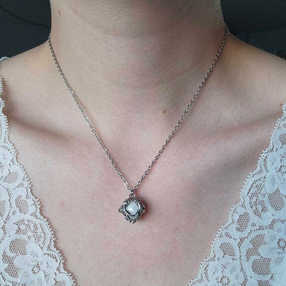 Vintage classic & elegant small silver chain and caged pearl necklace - Picture 8 of 8